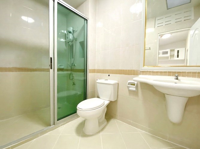 House for sale East Pattaya showing the second bathroom 