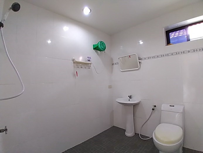House for Sale East Pattaya showing the second bathroom 