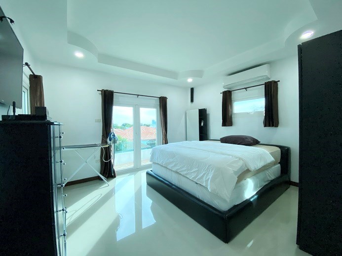 House for sale East Pattaya showing the second bedroom and balcony 