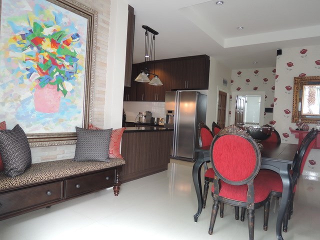 House for sale Huay Yai Pattaya showing the dining area from the foyer