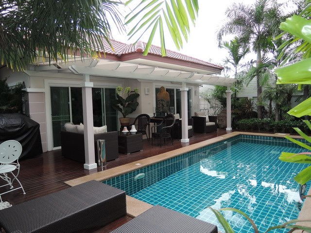 House for sale Huay Yai Pattaya showing the house and swimming pool