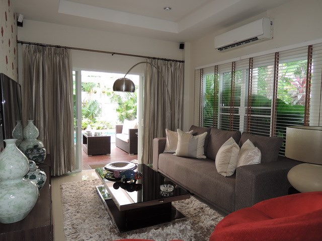 House for sale Huay Yai Pattaya showing the living room poolside