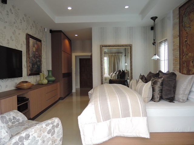 House for sale Huay Yai Pattaya showing the master bedroom suite
