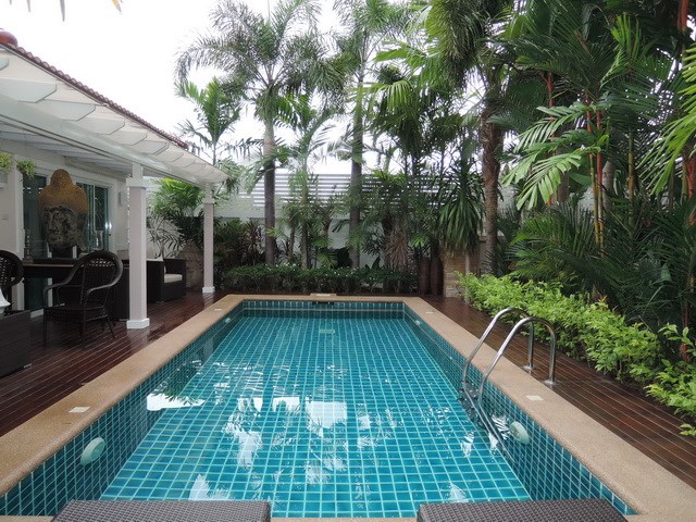 House for sale Huay Yai Pattaya showing the private swimming pool