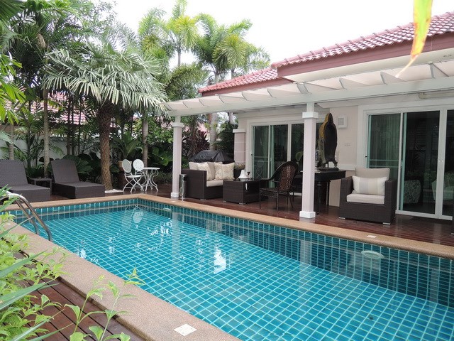 House for sale Huay Yai Pattaya showing the swimming pool and terraces