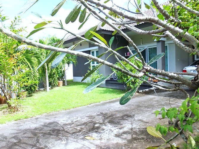 House for sale Huay Yai Pattaya showing the carport and garden 