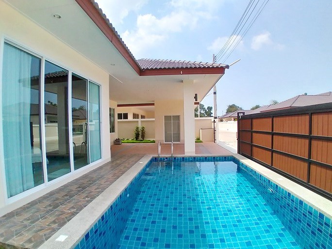 House for sale Huay Yai Pattaya showing the carport and pool House for sale Huay Yai Pattaya showing the carport and pool