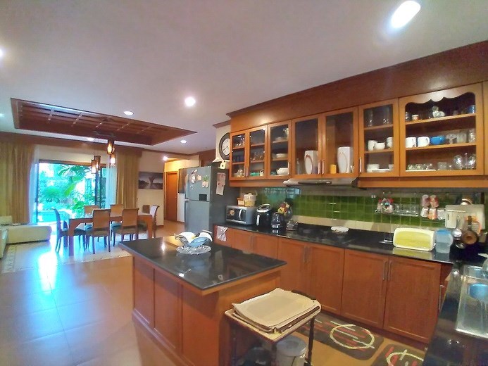 House for sale Huay Yai Pattaya showing the dining and kitchen areas House for sale Huay Yai Pattaya showing the dining and kitchen areas