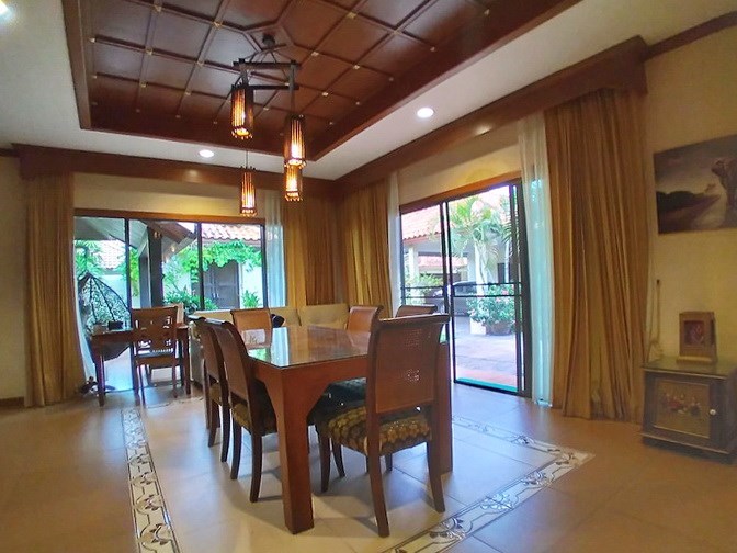 House for sale Huay Yai Pattaya showing the dining area House for sale Huay Yai Pattaya showing the dining area