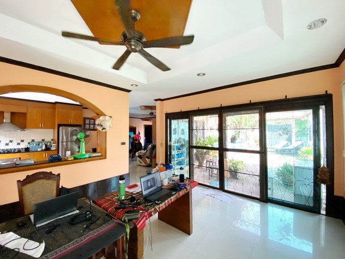 House for sale Huay Yai Pattaya showing the dining area 