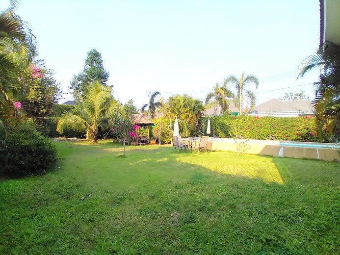 House for sale Huay Yai Pattaya showing the large garden 