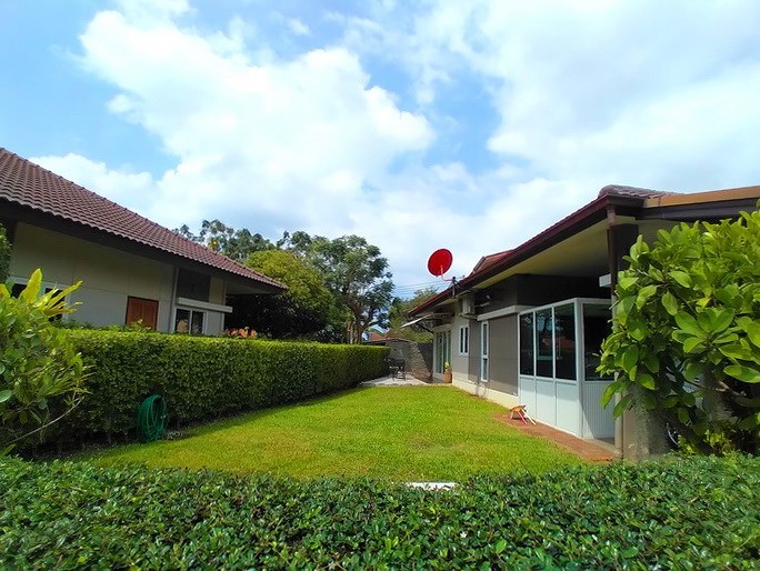 House for sale Huay Yai Pattaya showing the garden House for sale Huay Yai Pattaya showing the garden