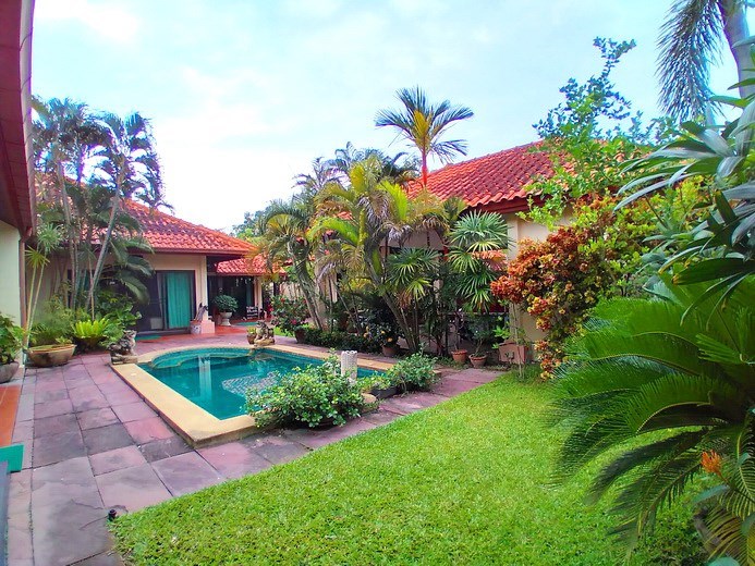 House for sale Huay Yai Pattaya showing the garden and pool House for sale Huay Yai Pattaya showing the garden and pool
