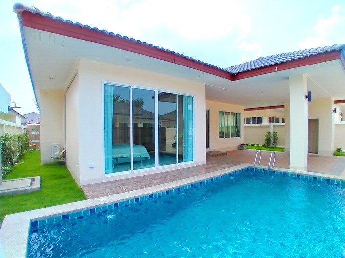 House for sale Huay Yai Pattaya showing the house and pool  