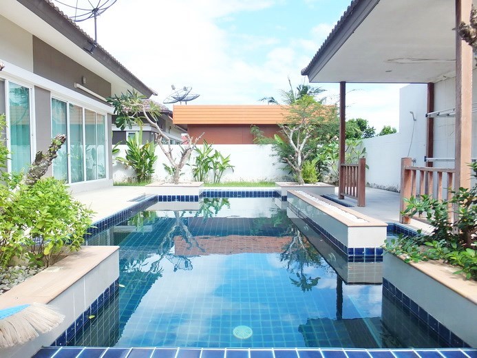 House for sale Huay Yai Pattaya showing the private swimming pool 