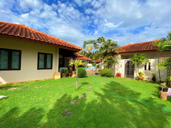House for sale Huay Yai Pattaya showing the house, garden and carport House for sale Huay Yai Pattaya showing the house, garden and carport