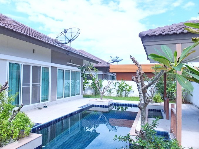 House for sale Huay Yai Pattaya showing the pool, covered terrace and garden 