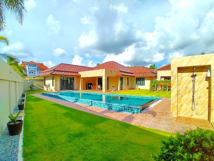 House for sale Huay Yai Pattaya showing the house, garden and pool House for sale Huay Yai Pattaya showing the house, garden and pool