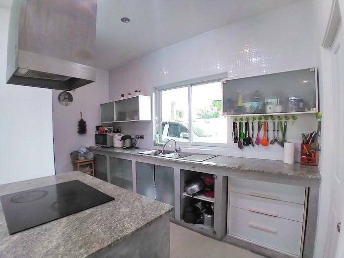 House for sale Huay Yai Pattaya showing the kitchen House for sale Huay Yai Pattaya showing the kitchen