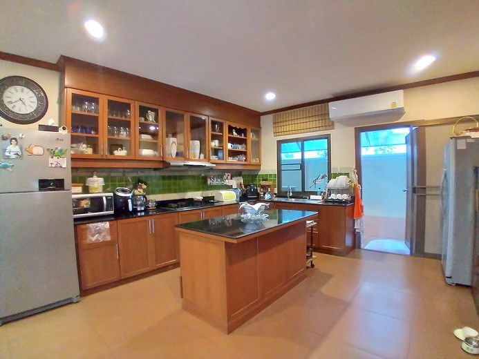 House for sale Huay Yai Pattaya showing the kitchen House for sale Huay Yai Pattaya showing the kitchen
