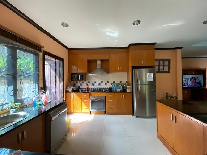 House for sale Huay Yai Pattaya showing the kitchen House for sale Huay Yai Pattaya showing the kitchen