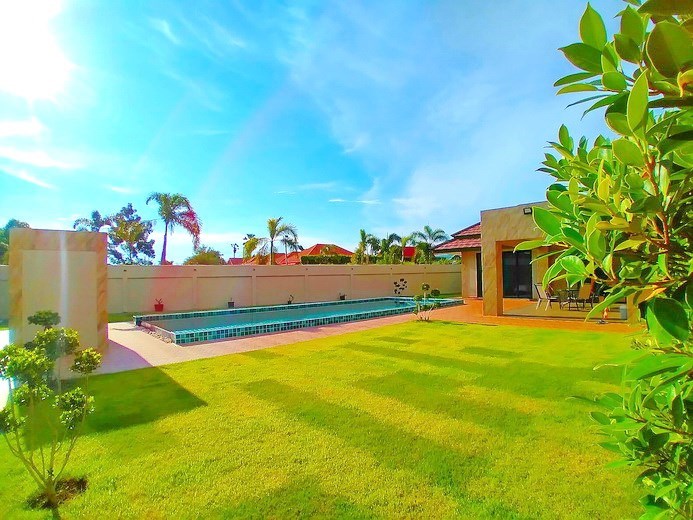 House for sale Huay Yai Pattaya showing the large garden House for sale Huay Yai Pattaya showing the large garden