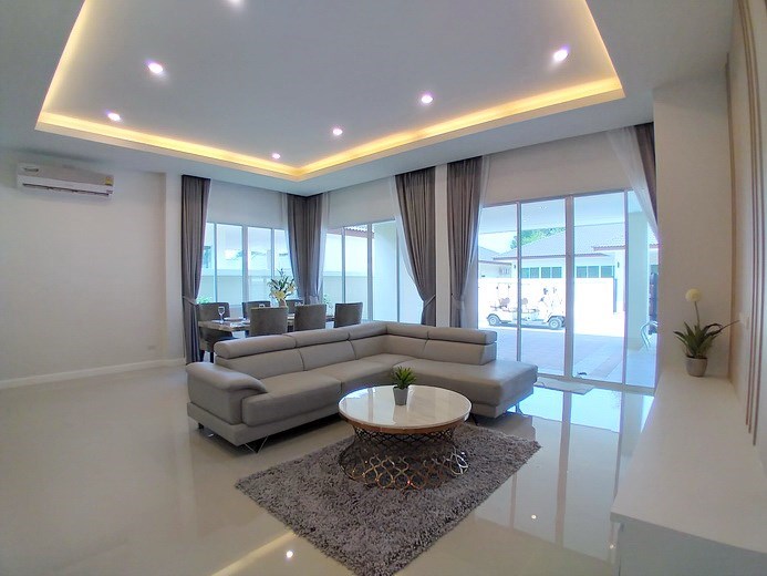 House for sale Huay Yai Pattaya showing the living and dining areas 