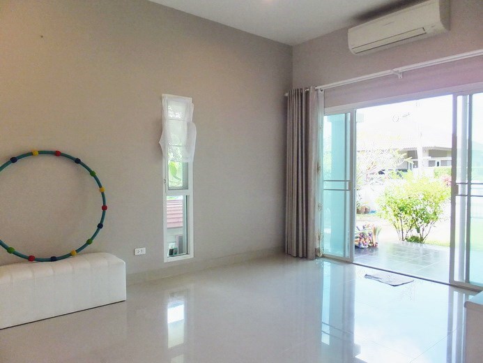 House for sale Huay Yai Pattaya showing the living area and entrance 
