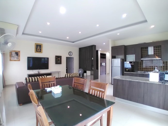 House for sale Huay Yai Pattaya showing the living, dining and kitchen areas House for sale Huay Yai Pattaya showing the living, dining and kitchen areas