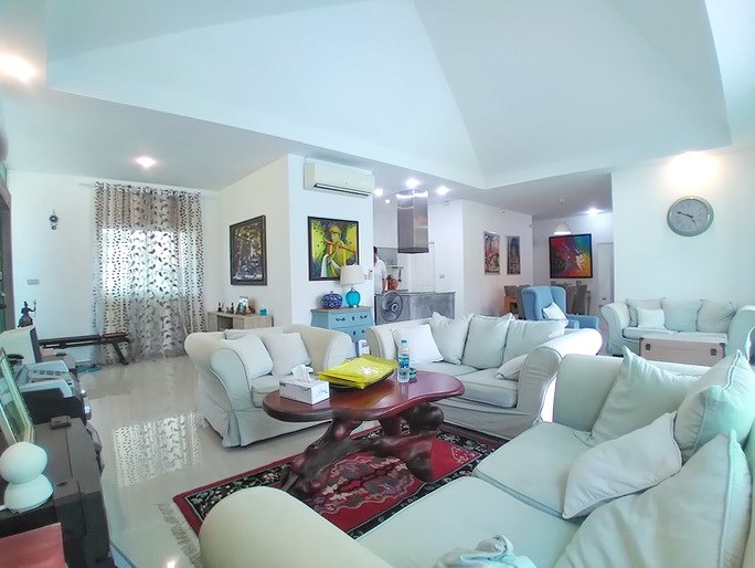 House for sale Huay Yai Pattaya showing the living, dining and kitchen areas House for sale Huay Yai Pattaya showing the living, dining and kitchen areas