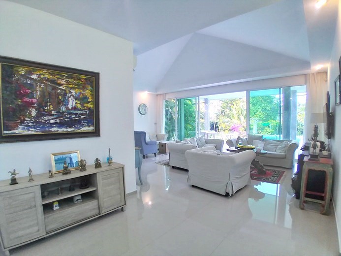 House for sale Huay Yai Pattaya showing the living room