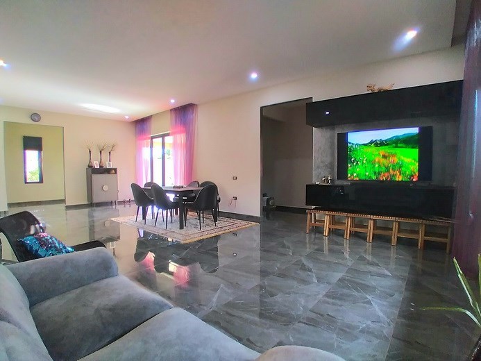 House for sale Huay Yai Pattaya showing the living room House for sale Huay Yai Pattaya showing the living room
