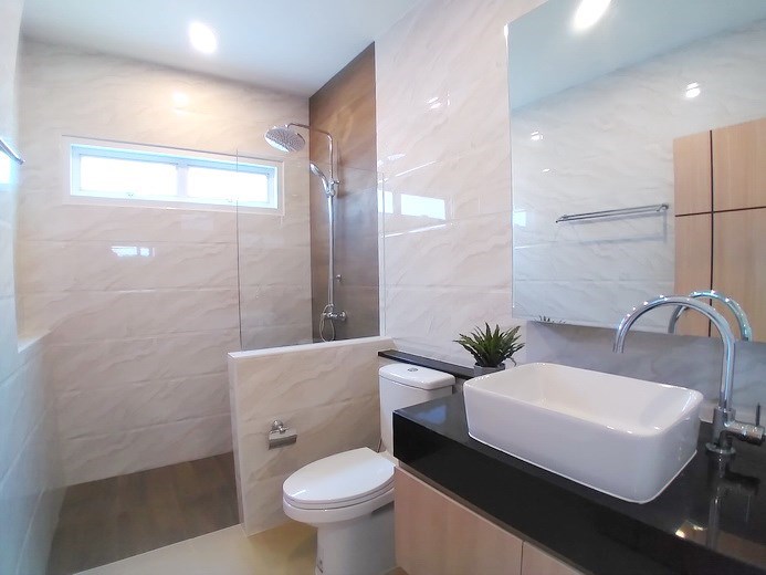 House for sale Huay Yai Pattaya showing the master bathroom 