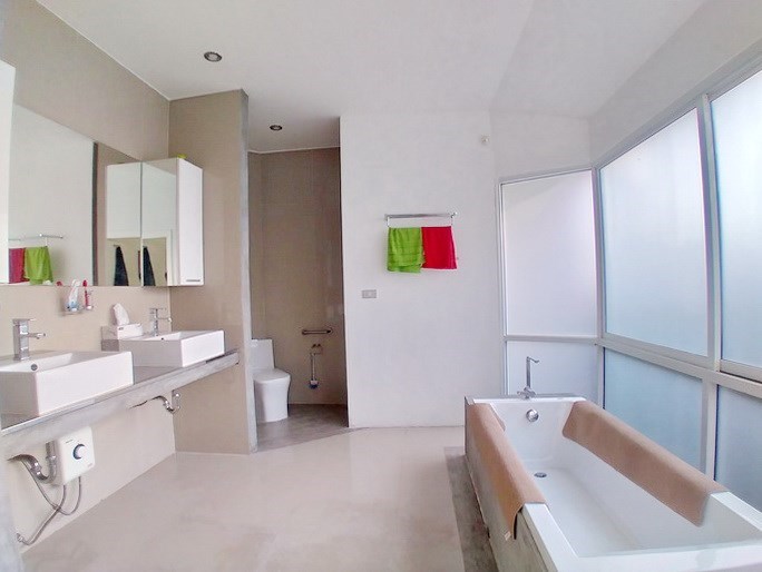 House for sale Huay Yai Pattaya showing the master bathroom House for sale Huay Yai Pattaya showing the master bathroom