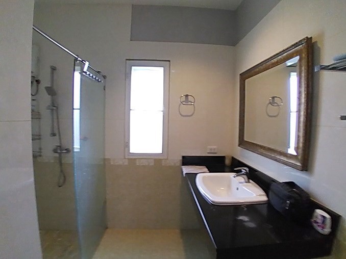 House for sale Huay Yai Pattaya showing the master bathroom House for sale Huay Yai Pattaya showing the master bathroom