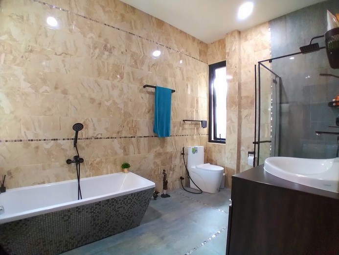 House for sale Huay Yai Pattaya showing the master bathroom House for sale Huay Yai Pattaya showing the master bathroom