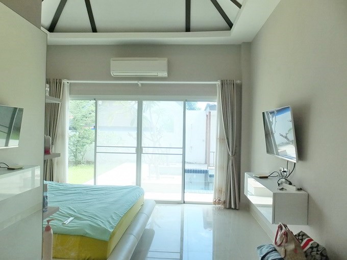 House for sale Huay Yai Pattaya showing the master bedroom 