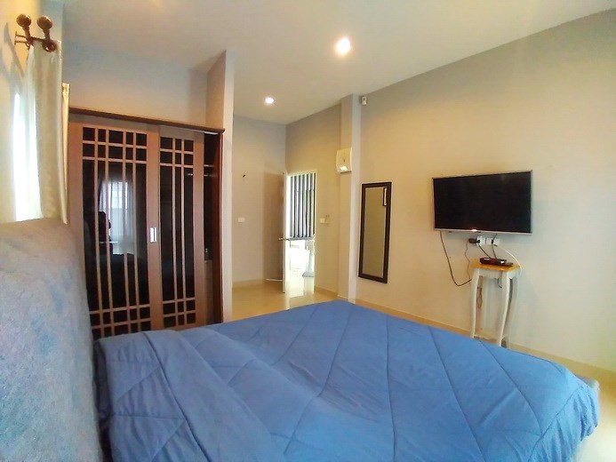 House for sale Huay Yai Pattaya showing the master bedroom House for sale Huay Yai Pattaya showing the master bedroom