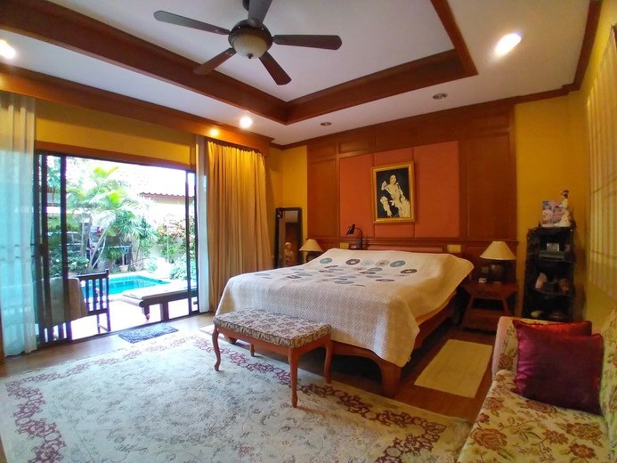 House for sale Huay Yai Pattaya showing the master bedroom House for sale Huay Yai Pattaya showing the master bedroom