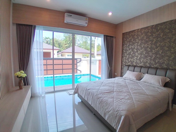 House for sale Huay Yai Pattaya showing the master bedroom poolside 