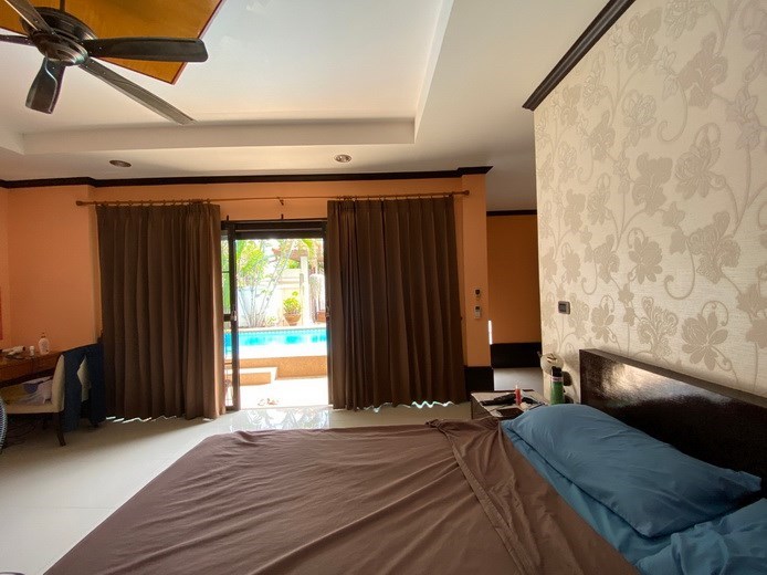 House for sale Huay Yai Pattaya showing the master bedroom pool view 