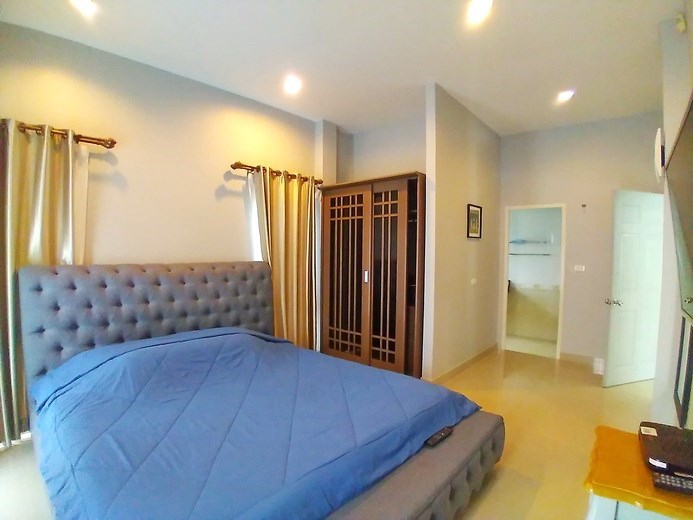 House for sale Huay Yai Pattaya showing the master bedroom suite House for sale Huay Yai Pattaya showing the master bedroom suite