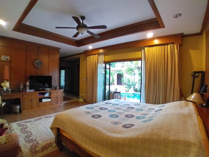House for sale Huay Yai  Pattaya showing the master bedroom suite 