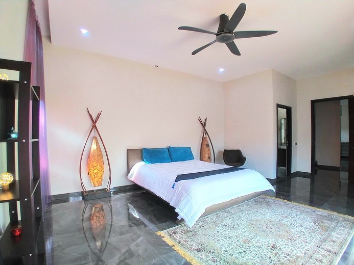 House for sale Huay Yai Pattaya showing the master bedroom suite House for sale Huay Yai Pattaya showing the master bedroom suite