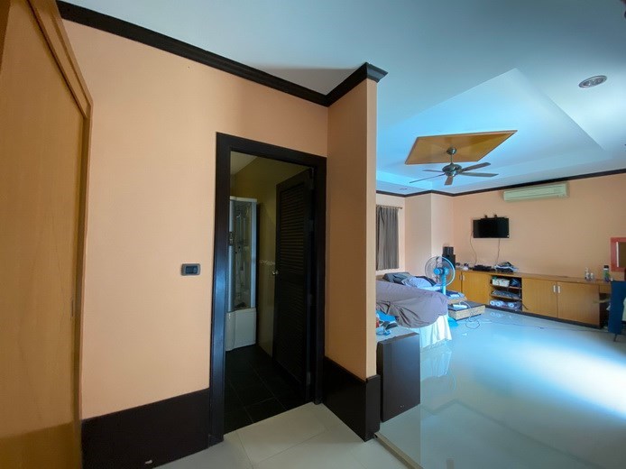House for sale Huay Yai Pattaya showing the master bedroom suite House for sale Huay Yai Pattaya showing the master bedroom suite