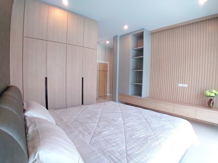House for sale Huay Yai Pattaya showing the master bedroom with built-in wardrobes House for sale Huay Yai Pattaya showing the master bedroom with built-in wardrobes