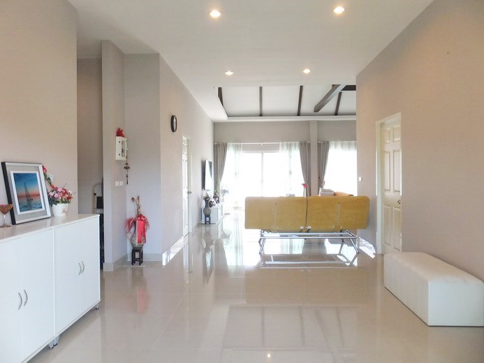 House for sale Huay Yai Pattaya showing the living area concept 