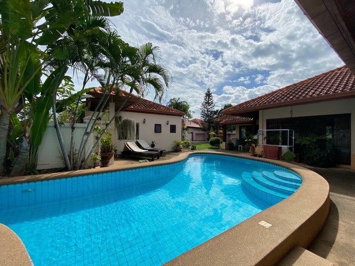 House for sale Huay Yai Pattaya showing the pool and terrace 