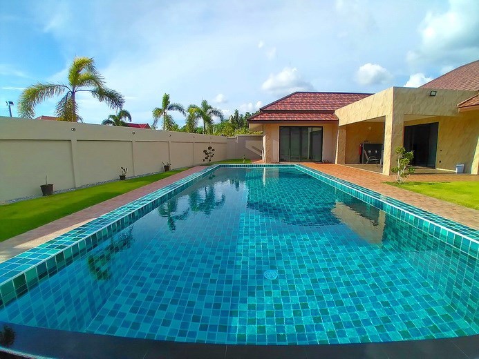 House for sale Huay Yai Pattaya showing the pool and terrace 