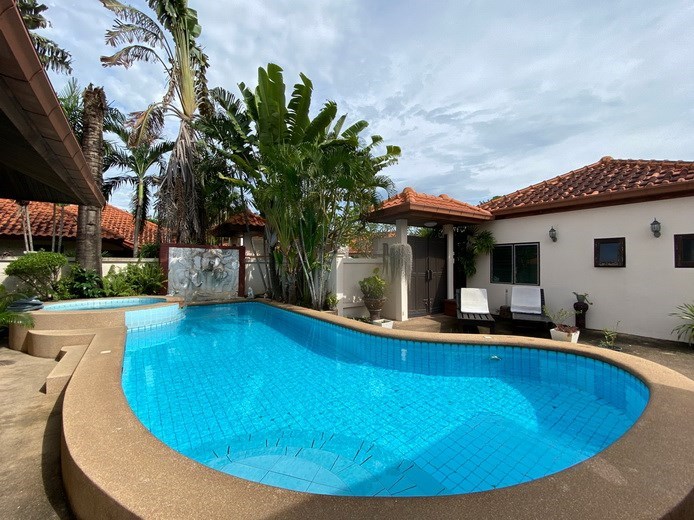 House for sale Huay Yai Pattaya showing the pool and terrace House for sale Huay Yai Pattaya showing the pool and terrace